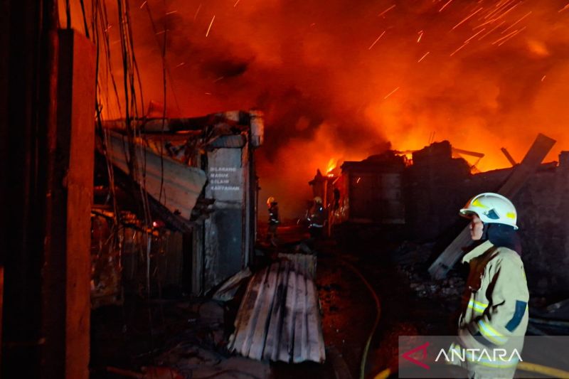 Kebakaran melanda pabrik bingkai di Duren Sawit Jaktim