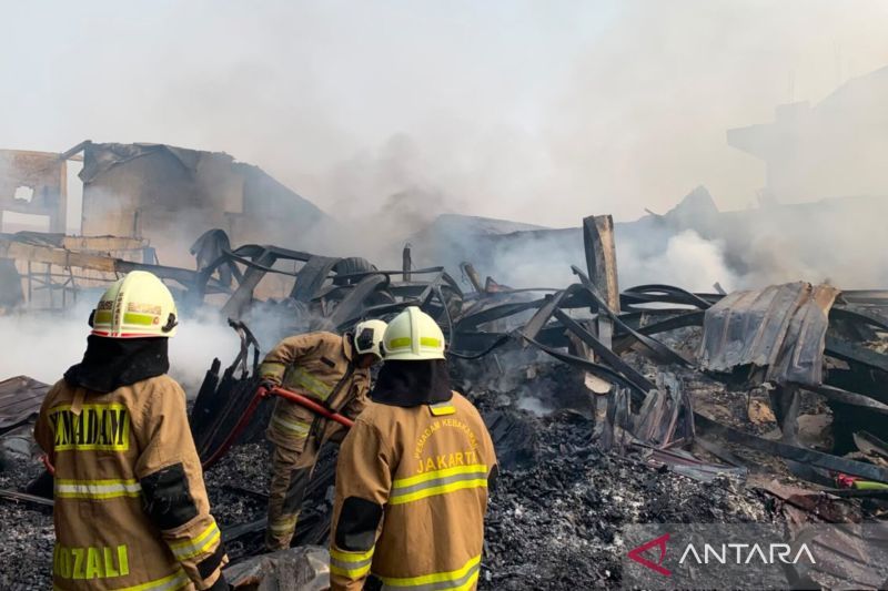 BPBD salurkan bantuan untuk korban kebakaran pabrik bingkai di Jaktim