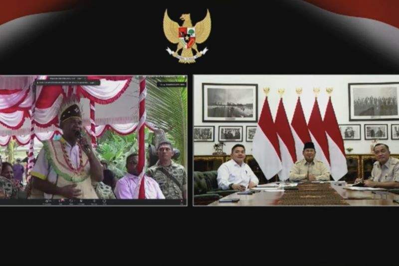 Warga Papua Barat cerita ke Prabowo: Berjuang enam tahun seberangi sungai