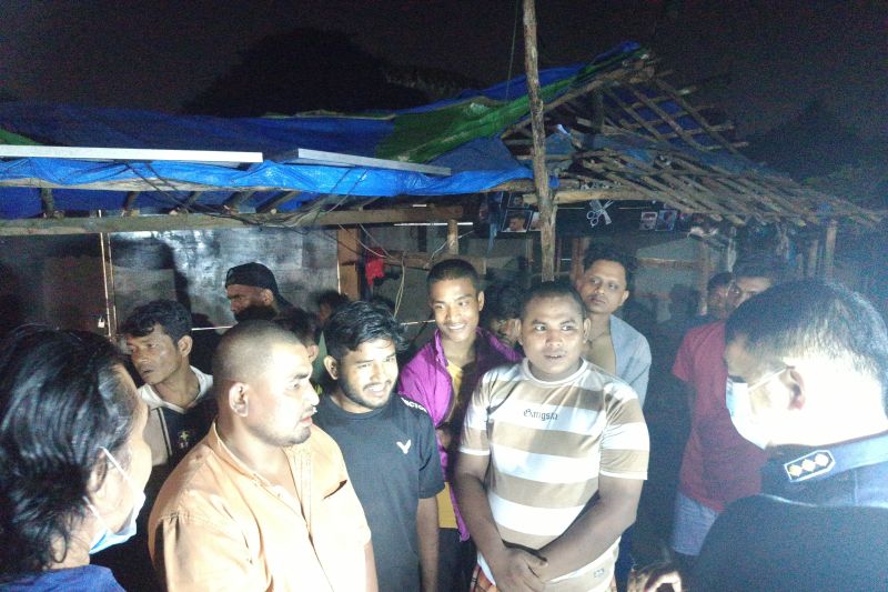 Aparat gabungan razia rumah penampungan imigran di Pekanbaru Riau