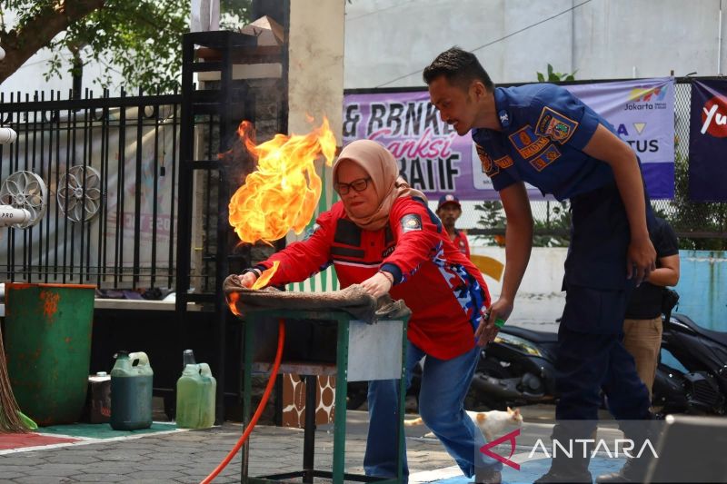 Kelurahan Cikini latih puluhan relawan cegah dan tangani kebakaran