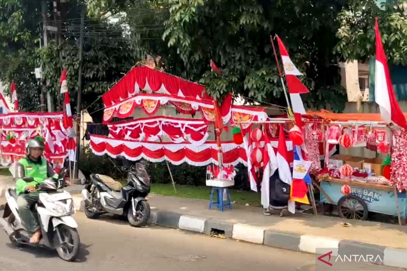 HUT RI, pedagang bendera sejak '90an di Jaksel berharap ekonomi pulih