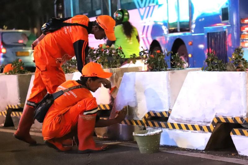 Pembatas jalur sepeda di kawasan Sudirman dicat ulang jelang HUT RI