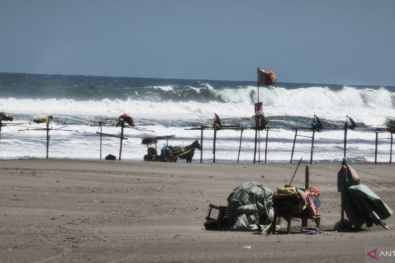 SRI DIY perketat pengawasan wisatawan antisipasi gelombang laut tinggi