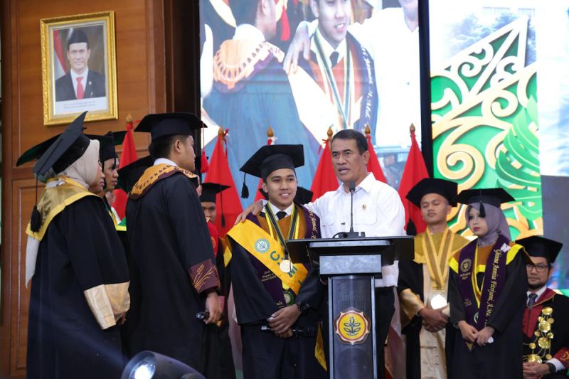 Mentan beri 13 traktor tangan wisudawan poltek agar bangun usaha tani