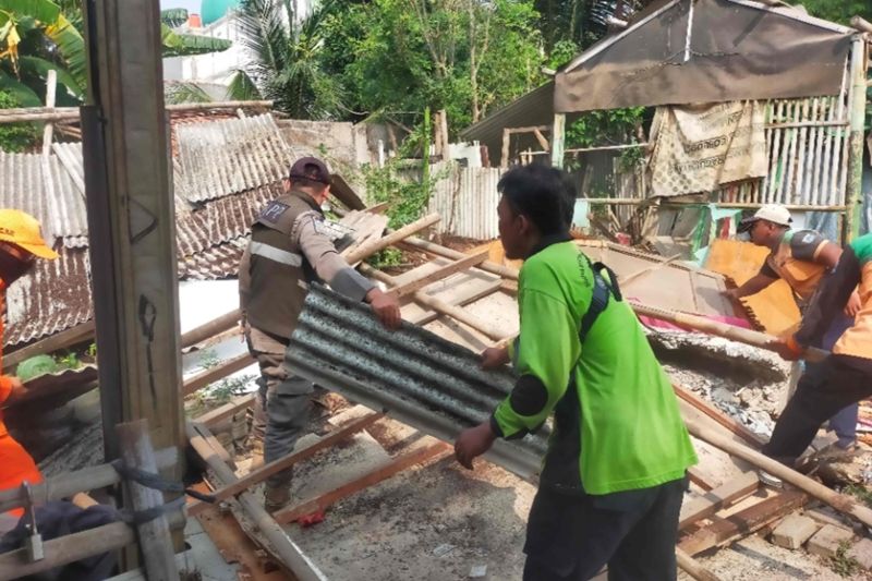 Petugas gabungan bongkar sembilan bangunan liar di Kalideres Jakbar
