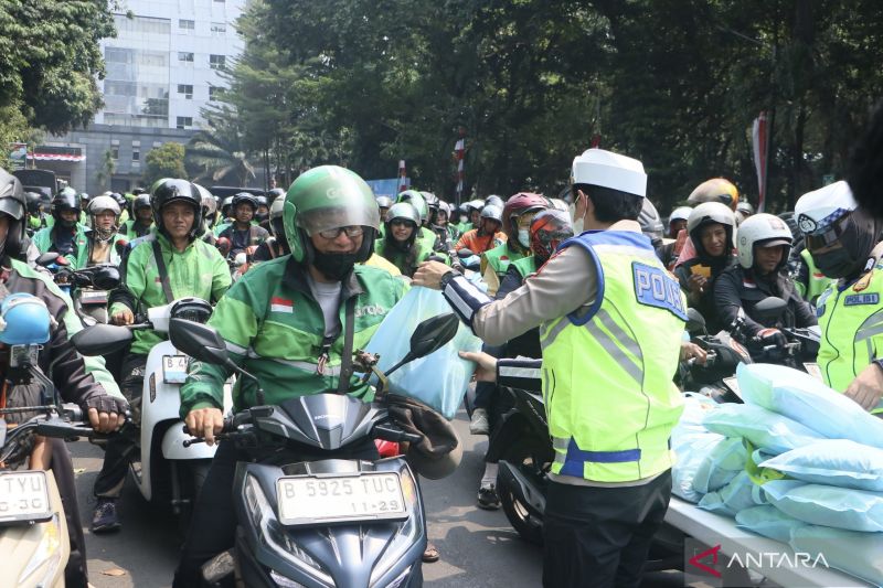 Pererat silaturahmi, Polda Metro Jaya bagikan 250 paket sembako untuk ojol