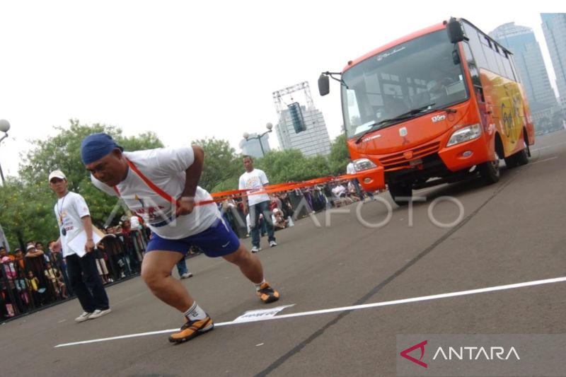 Terminal Lebak Bulus gelar lomba tarik-dorong bus meriahkan HUT 81 RI