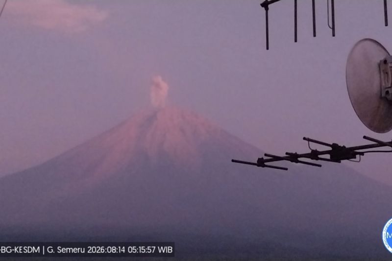Semeru erupsi 8 kali selama enam jam dengan tinggi letusan1,2 km