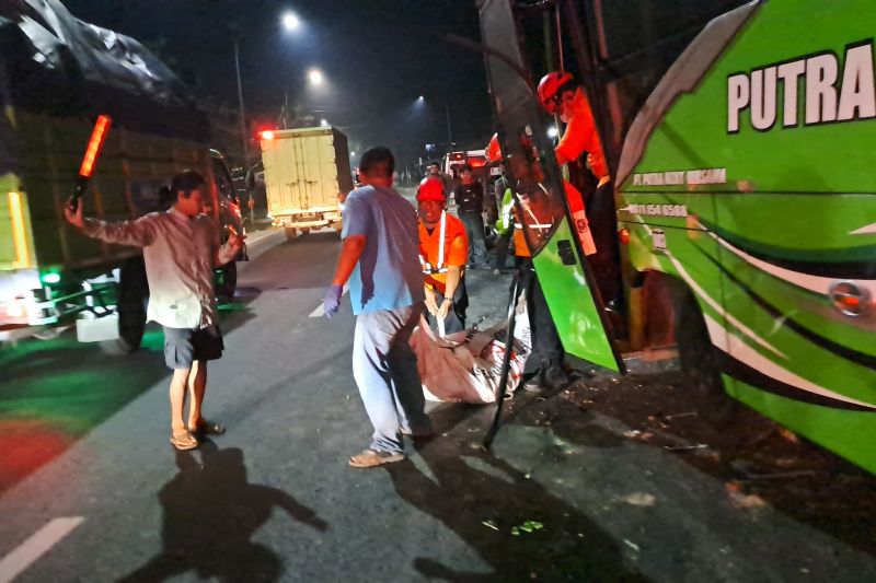 SAR evakuasi korban meninggal terjepit akibat kecelakaan bus di Nagreg