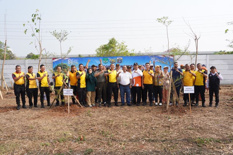 Pemkot dan Polrestro Jakut gelar aksi penghijauan sambut HUT 81 RI