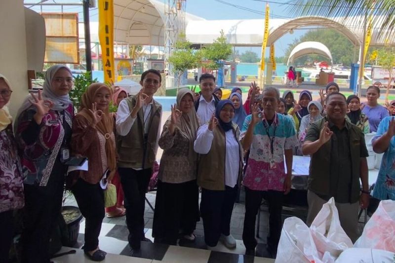 Bulog DKI-Banten salurkan bantuan pangan perdana di Pulau Kelapa