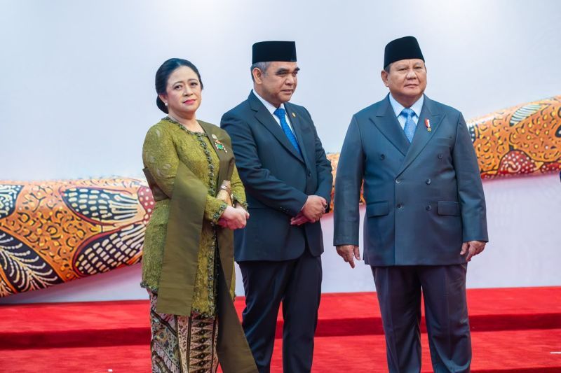 Puan hadiri Sidang Tahunan dengan kebaya brokat hijau olive