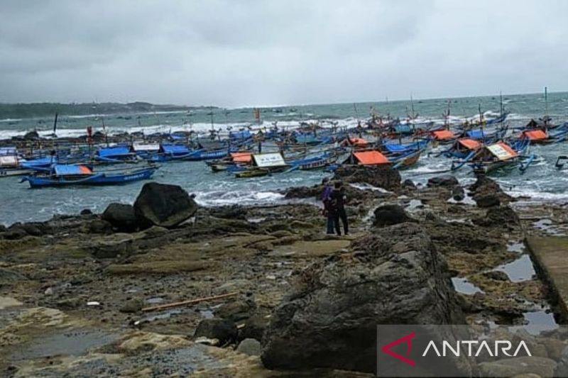 Gelombang tinggi, BPBD ingatkan nelayan Cianjur tak melaut sementara