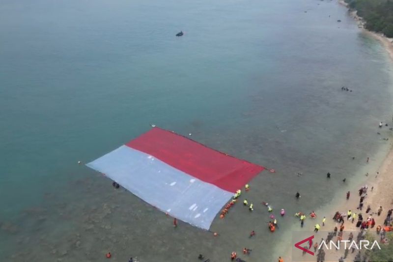 Sambut HUT RI, Lanal Banten bentangkan Merah Putih di laut