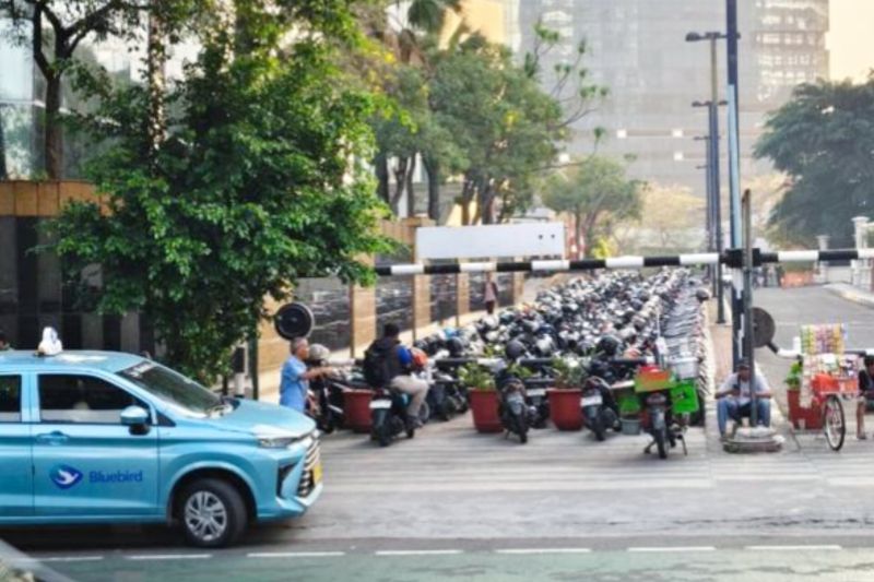 Jalan Masjid Hidayatullah Sudirman jadi lokasi parkir liar 150 motor