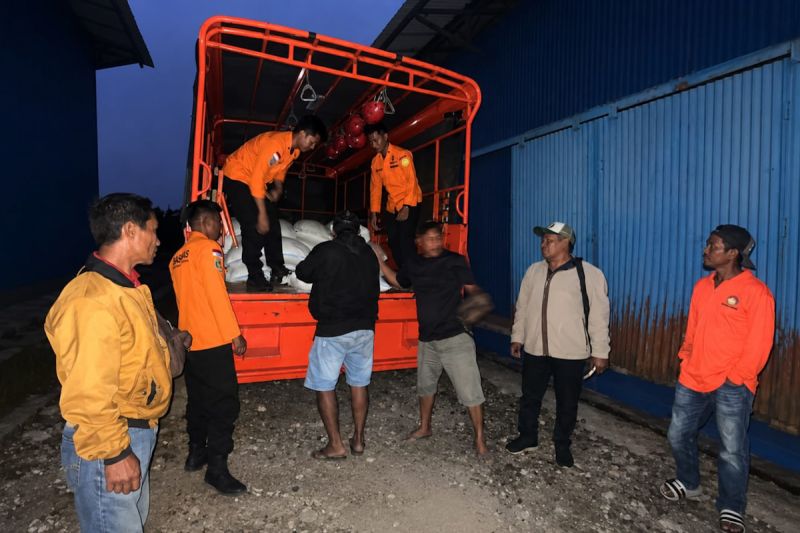 Bulog salurkan 10 ton beras-minyak goreng bantu korban gempa NTT