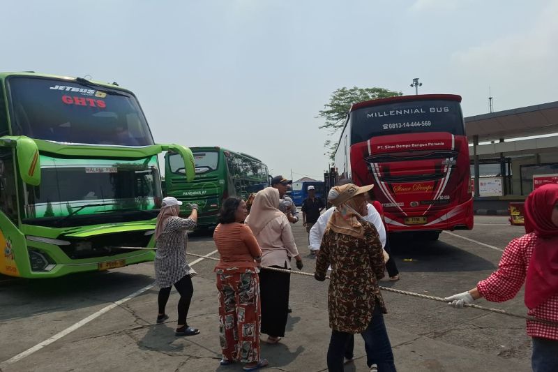 Unik, ada lomba tarik bus untuk emak-emak di Terminal Kalideres