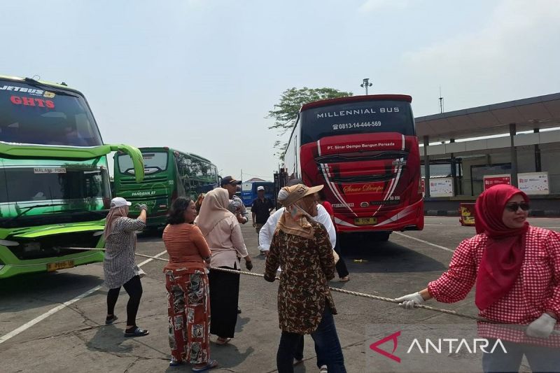 DKI kemarin, lomba tarik bus hingga permainan Betawi di Setu Babakan