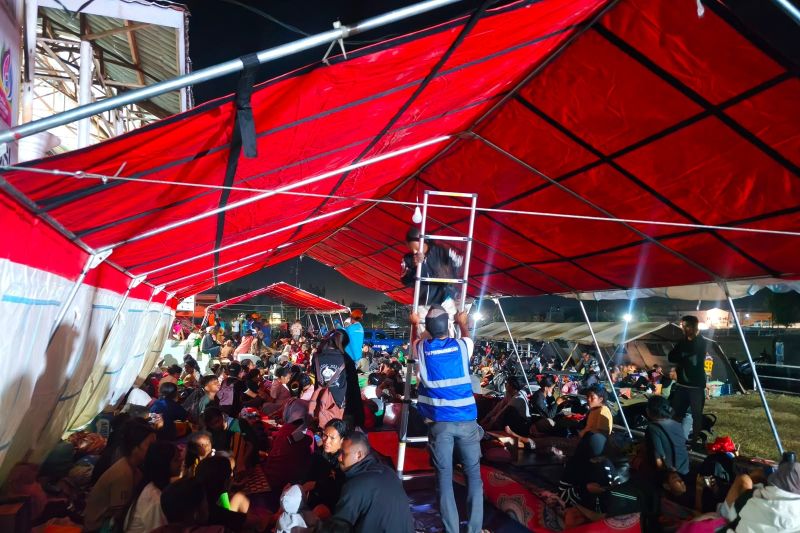 Pascagempa Flores, PLN Salurkan Bantuan Tanggap Darurat dan Pasang Penerangan di Posko Pengungsian