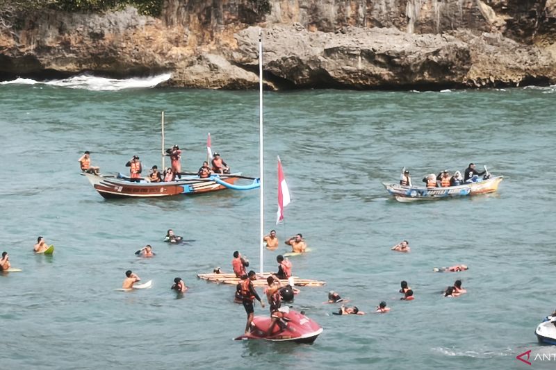 Terjang ombak tinggi demi kibarkan Merah Putih di laut Gunungkidul
