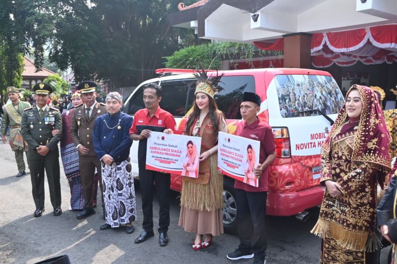 Anggota DPR serahkan ambulans gratis untuk warga di momen HUT RI