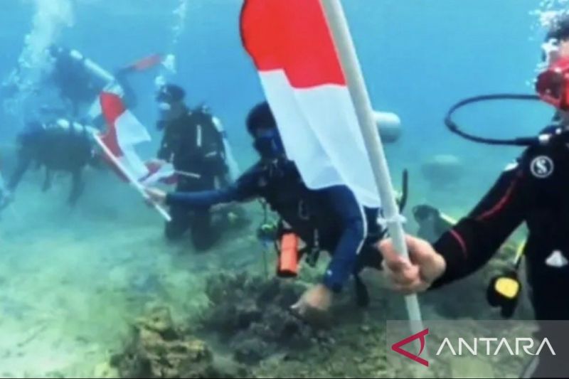 Dispar Kaltim kibarkan Merah Putih di bawah laut Pulau Miang