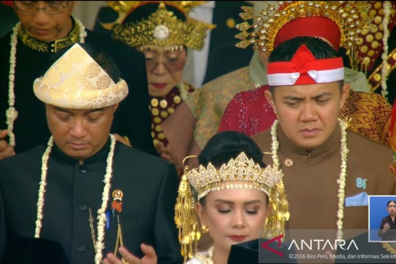 Setelan cokelat Seskab Tedy bawa nuansa tradisional yang kuat