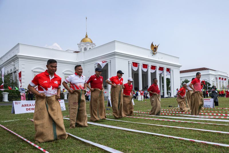 Balap Karung di halaman Istana Bogor