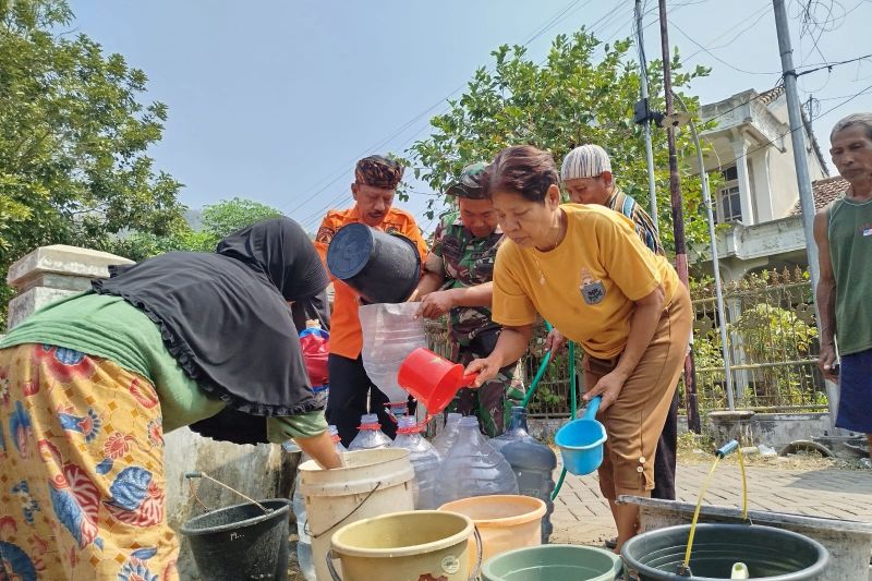 Sebanyak 34 ribu liter air bersih digelontorkan untuk warga Trenggalek