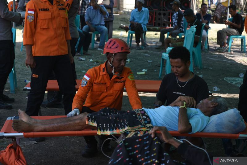 Helikopter Basarnas evakuasi lansia dan balita luka akibat gempa NTT