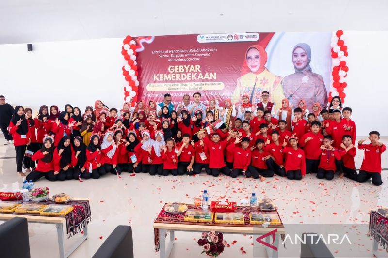 Fatma Saifullah memotivasi siswa Sekolah Rakyat Lampung
