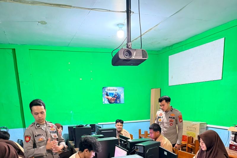 Polres Priok edukasi pelajar mengenai pemanfaatan kecerdasan buatan
