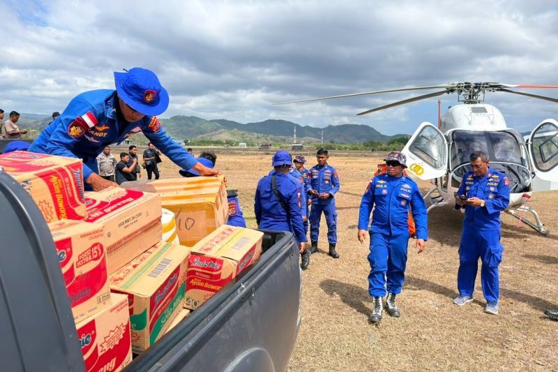 Polri salurkan bantuan bagi korban gempa NTT lewat udara