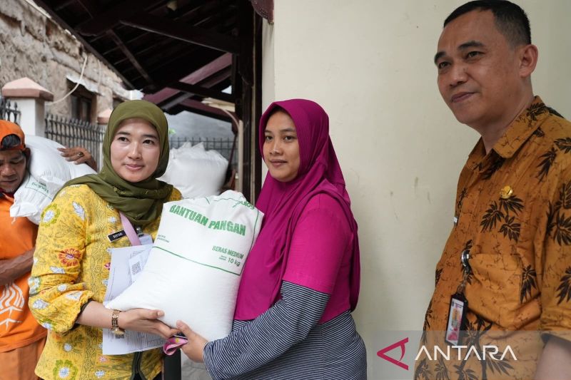 1.800 KK di Sumur Batu terima bantuan beras tahap kedua