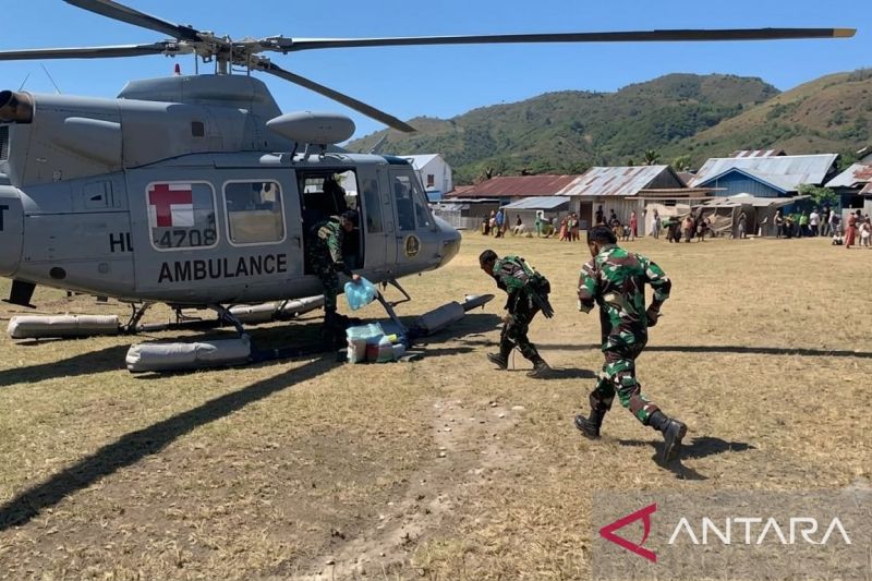 TNI AL kerahkan lima KRI dan dua helikopter antar logistik ke NTT