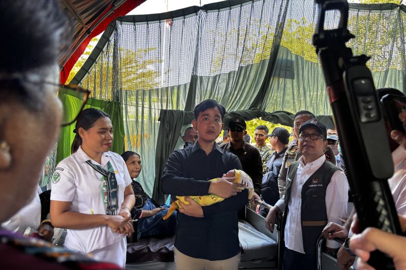 Gibran temui ibu dan bayi di tenda rawat pastikan kebutuhan terpenuhi