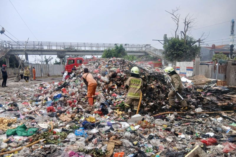 Gulkarmat padamkan kebakaran sampah di Kampung Bahari Jakut