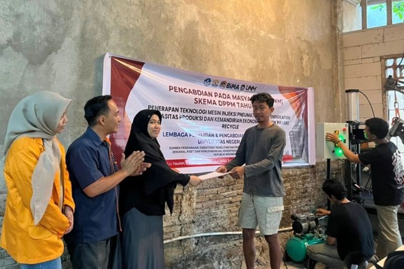 Universitas Negeri Makassar bantu Payabo Recycle olah sampah plastik