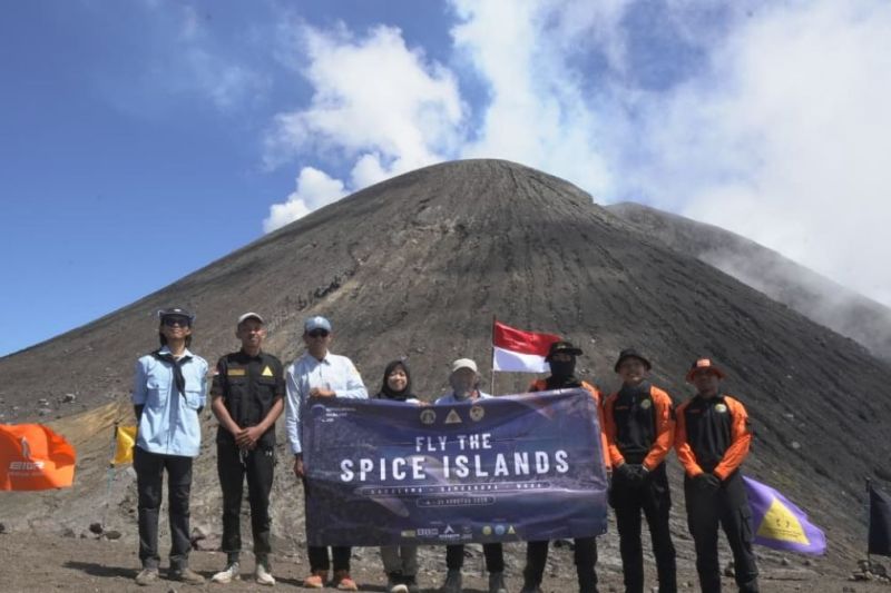 HUT RI, Mapala UI kibarkan bendera di Gamalama hingga ekspedisi solo