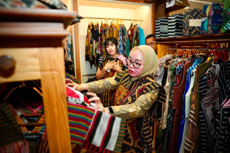 Pemerintah dorong agar ekosistem lurik sekuat batik