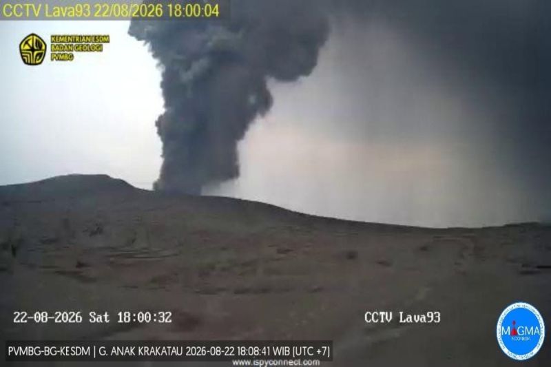 Gunung Anak Krakatau meletus sembilan kali pada Sabtu