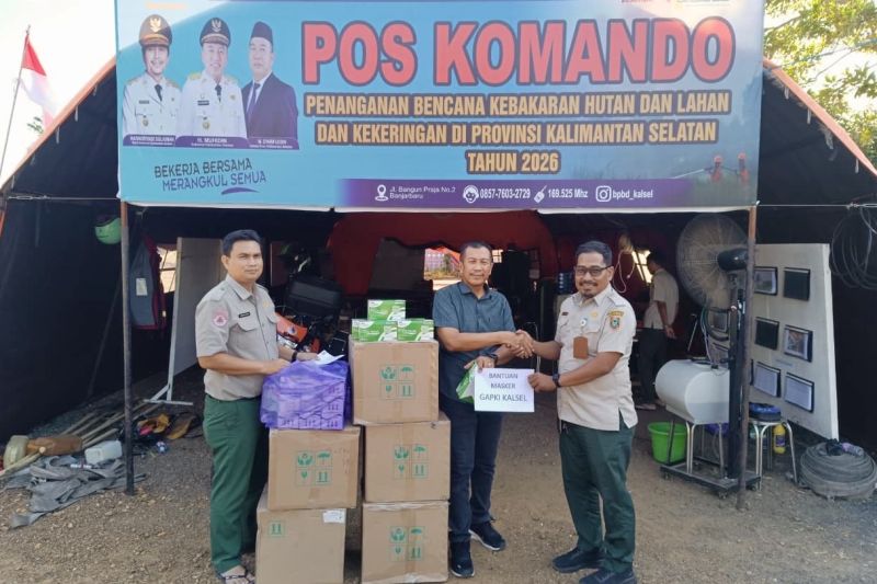 Pemprov Kalsel dan GAPKI bagikan 20.000 masker tangani dampak karhutla