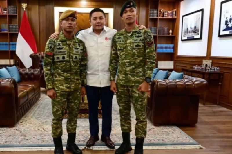 Seskab apresiasi dua prajurit yang kibarkan lagi Merah Putih di Aceh