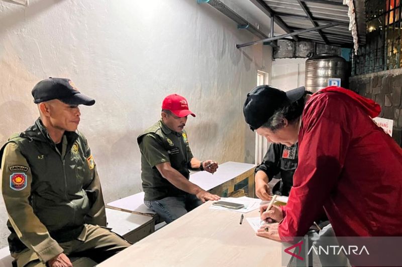 Pemkot Jaktim OTT pelaku buang sampah sembarangan di Ciracas
