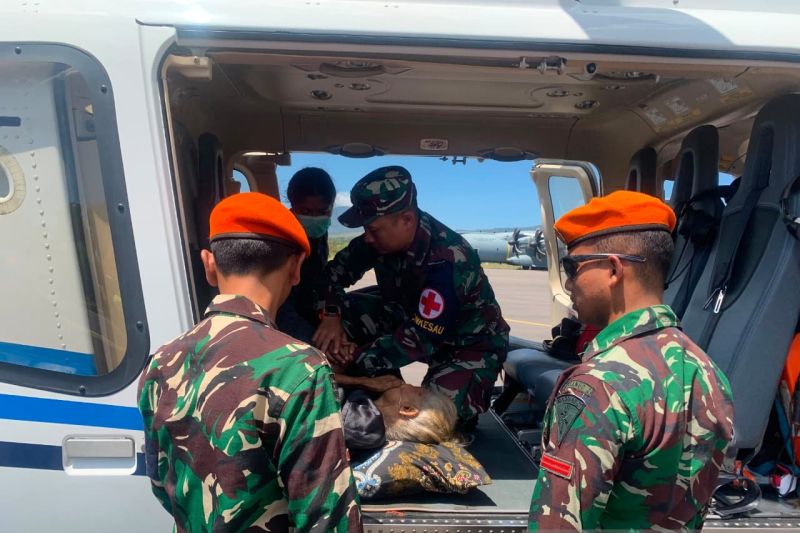 TNI AU dan BNPB selamatkan korban gempa di NTT dengan helikopter