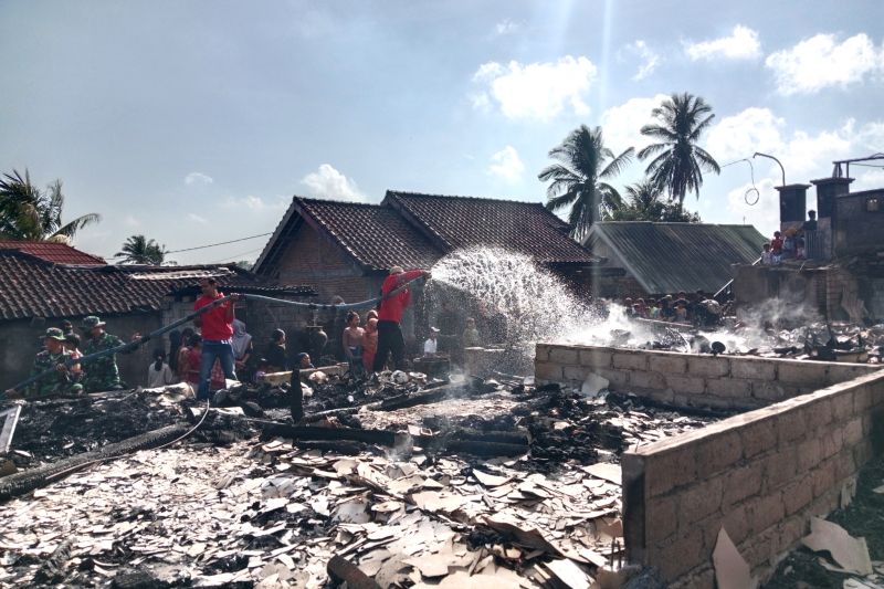 Petugas bersihkan material sisa kebakaran rumah adat Sade Lombok