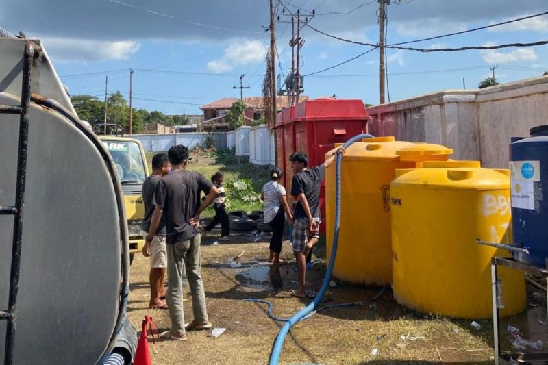 Kementerian PU salurkan air bersih bagi warga terdampak gempa di Sikka