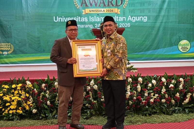 Wagub Jateng terima penghargaan dari Unissula