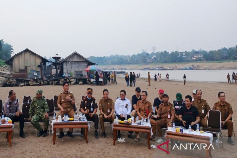 Bupati Barito Utara Shalahuddin meninjau kondisi Sungai Barito yang surut di kawasan Pasar Pendopo Muara Teweh.